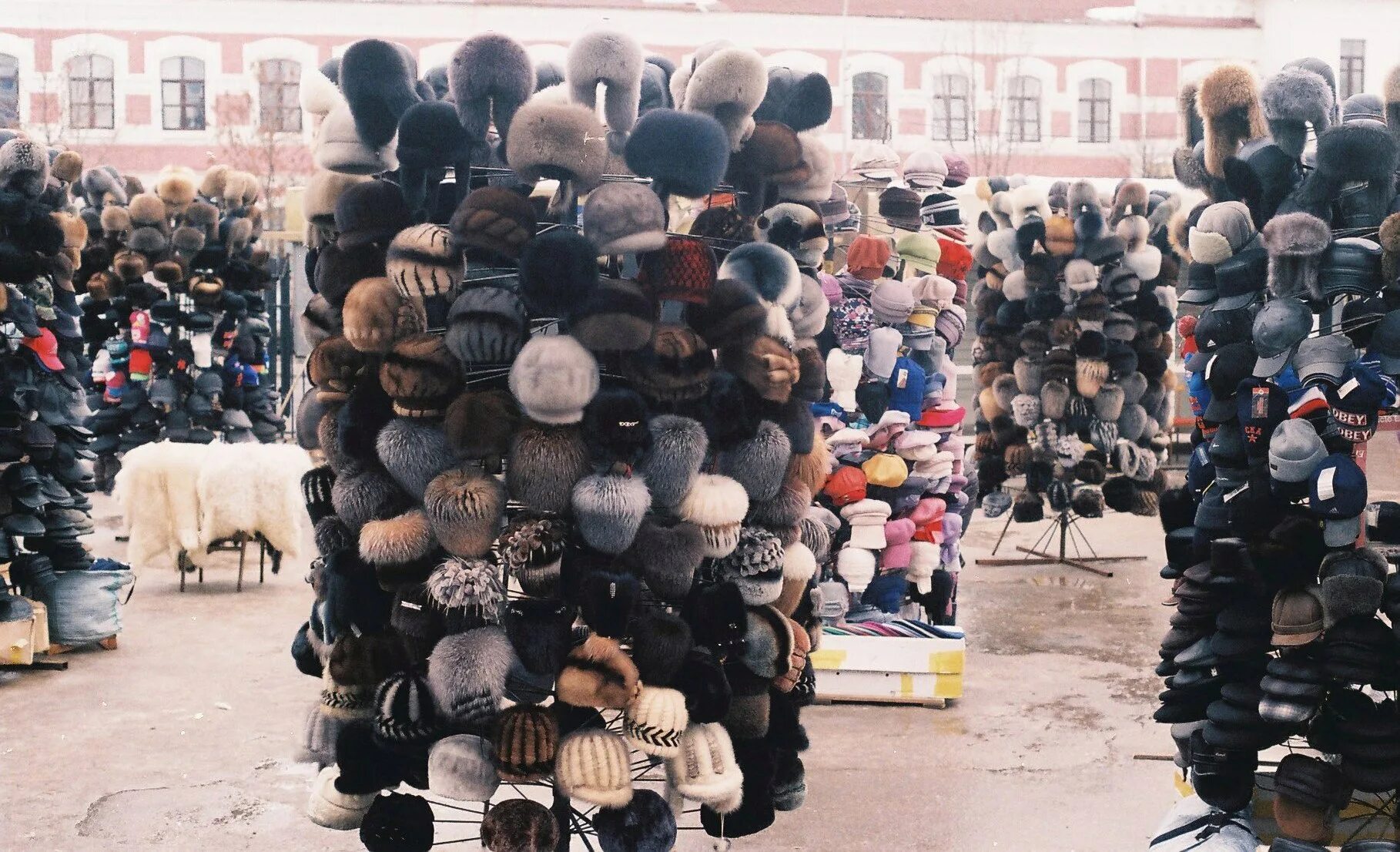 выкладка головных уборов. южные ворота шапки. южные ворота шапки. головные наборы на рынке. магазин шапок.