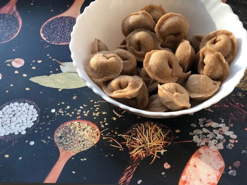 Пельмени из ржаной муки рецепт. Пельмени из цельнозерновой муки. пельмени из гречневой муки. вареники из цельнозерновой муки. пельмени из ржаной муки.