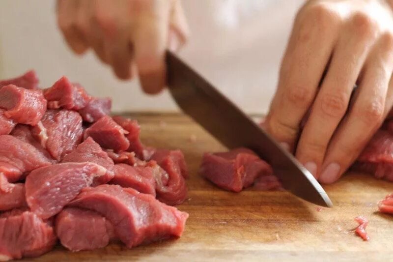 Мелко нарезанное мясо. Нарезка мяса кубиками. Мелко нарезанное мясо. Мелко нарезанное мясо. Мелко нарезанная говядина.
