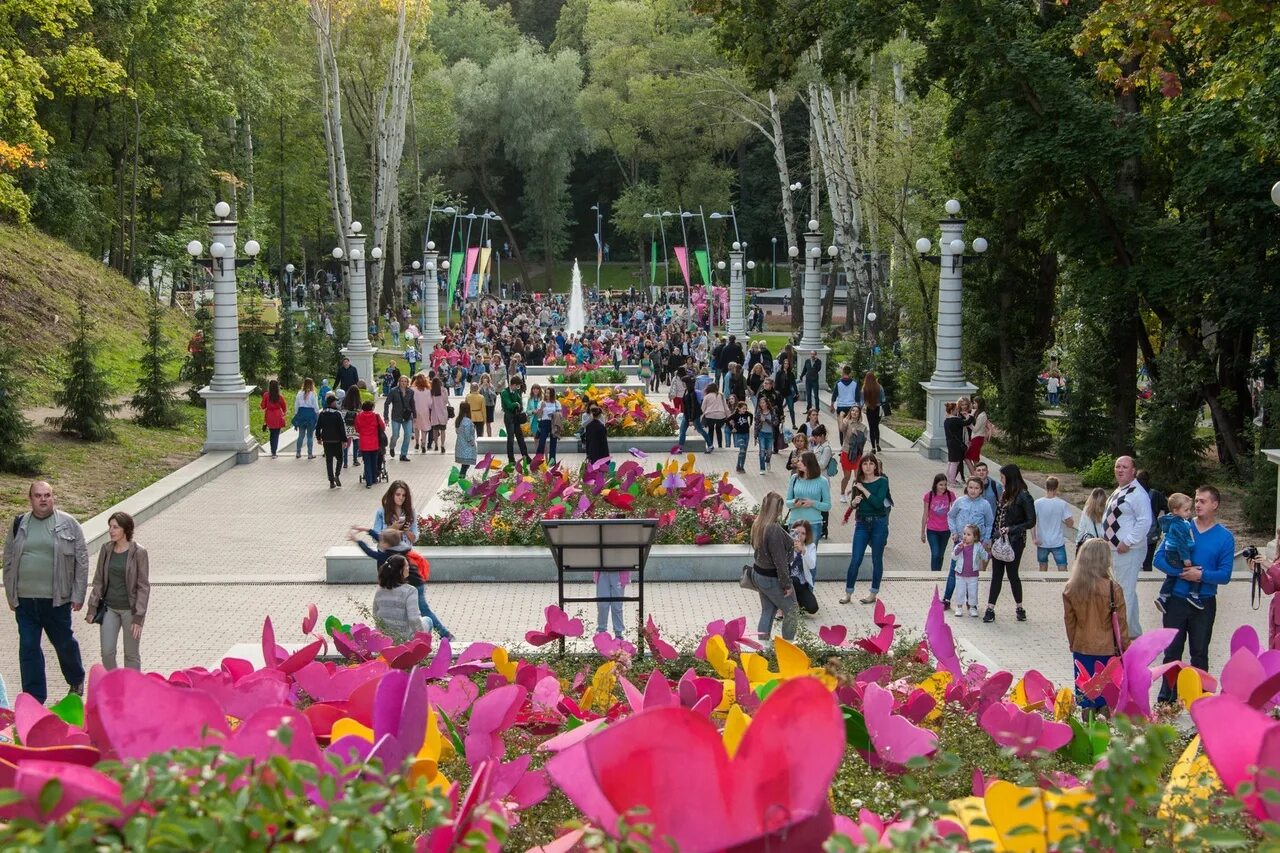 Простой сад в городе. Город сад в этом году. Город сад в этом году. Французский сад парк галицкого. Город сад.
