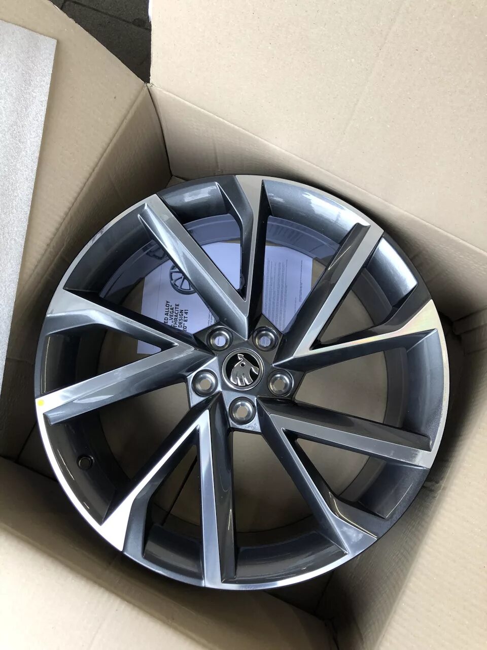 Диски для шкода кодиак r17. Диски skoda kodiaq r18. Диски триглав 19 шкода кодиак. Оригинальные диски кодиак. Диски skoda kodiaq trinity 18.