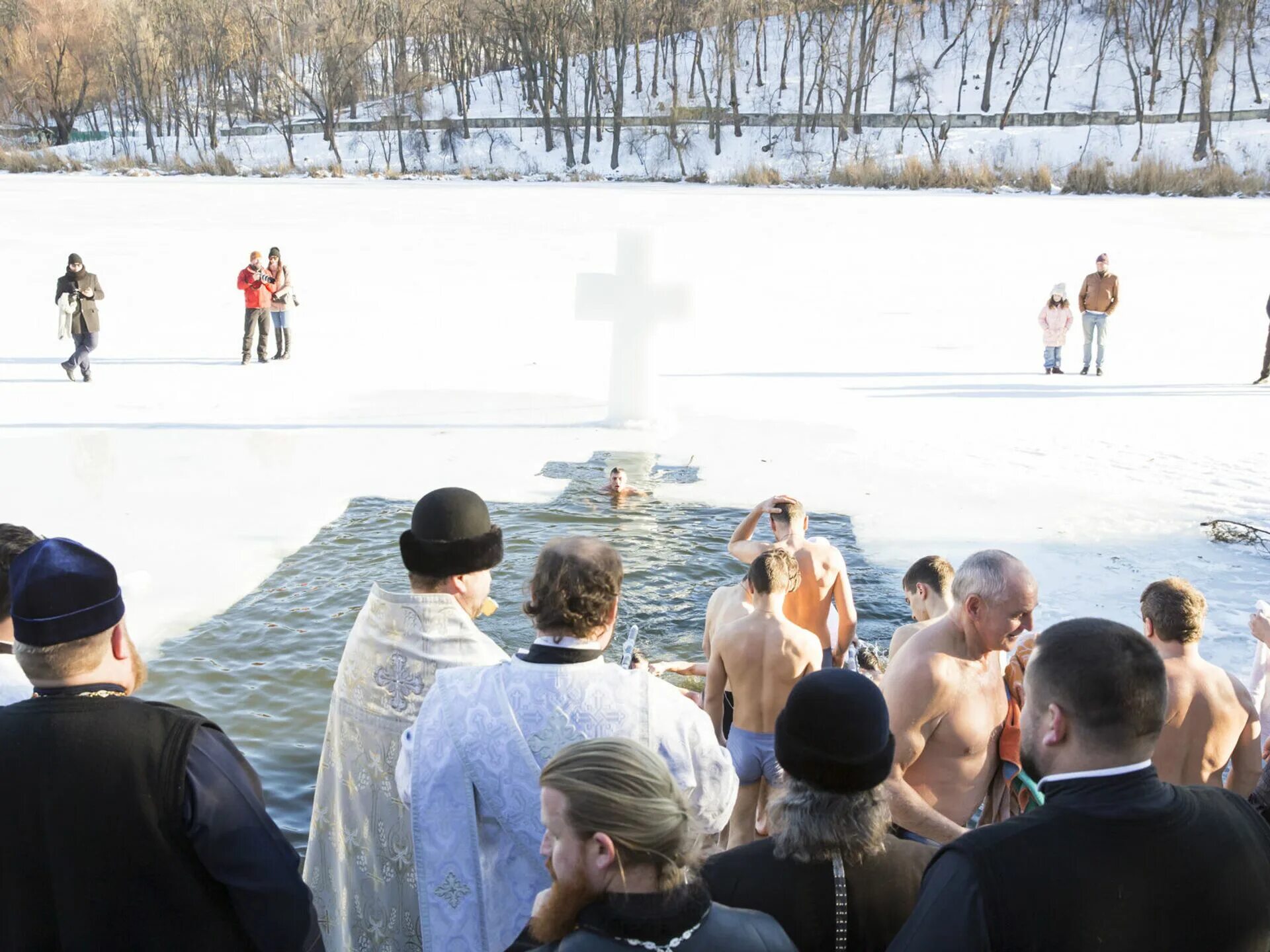 Неделя 18 января. Крещение Господне окунание Иордан. 19 Января окунание в прорубь. Купание на крещение. Купель на крещение.