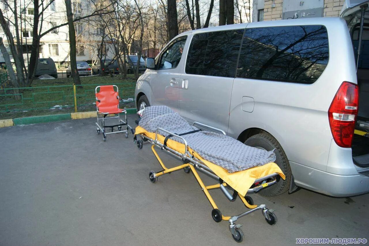 Перевозка лежачих больных в москве из больницы. Носилки для инвалидов. Машина для перевозки лежачих больных. Транспортировка лежачих больных. Транспорт для перевозки инвалидов.