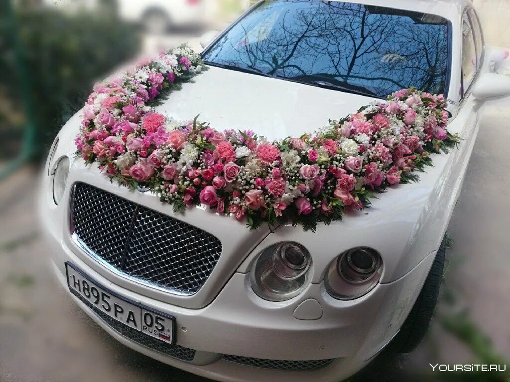 Украсим авто. Украшение машины на свадьбу. Украшение машины цветами. Флористическое украшение на машину. Машина украшенная цветами.