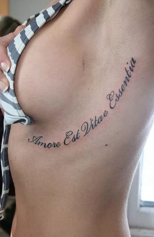 Даже на латыни. Тату на латыни. Женские татуировки надписи. Тату надписи. Надписи на руке для девушек.