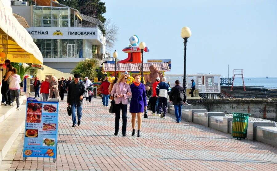 Что делать в сочи в апреле. Сочи в марте Адлер. Сочи в апреле. Набережная Сочи в марте. Адлер в начале апреля.