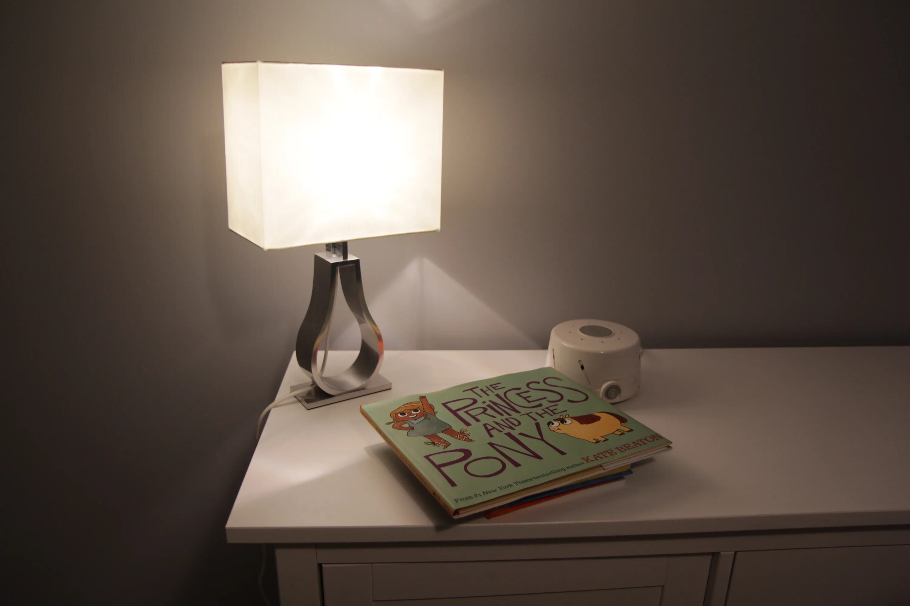 Flos miss k 17" table lamp. Торшер настольный. Интерьер с лампой на тумбочке. K lamp. Настольная лампа philippe starck.