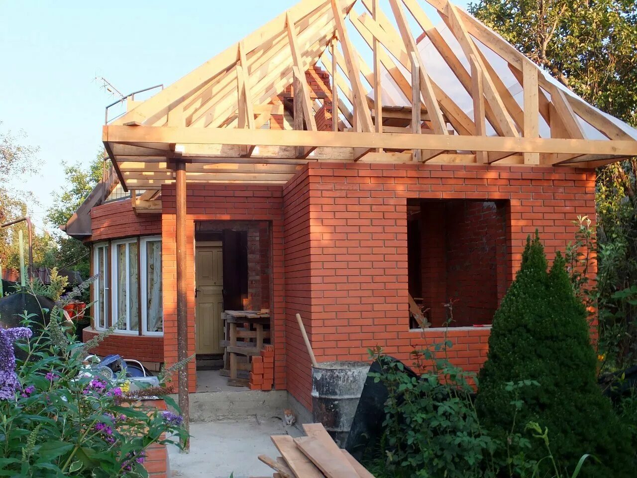 Деревянный дом с кирпичным пристроем. Сделать пристройку кирпичному. Пристройка к кирпичному дому из кирпича. Веранда из кирпича. Сделать пристройку кирпичному.