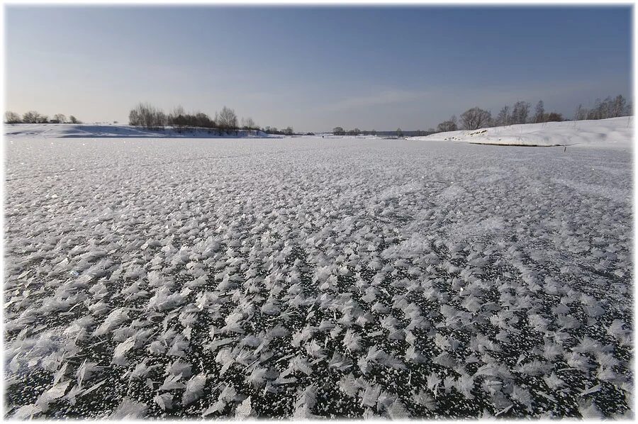 Зима замерзшая река. Замерзание реки. Замерзшая река фото. Вода в реке замерзла