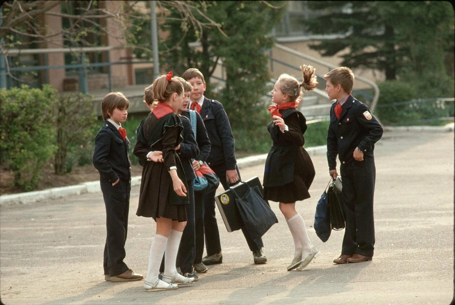 Форма 80х. Советские школьники. Дети в Советской школьной форме. Школьная форма CCCР. Советские школьники 70-х.