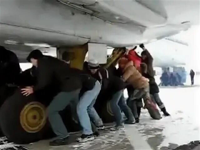 Толкают самолет. Обледенение самолета магадан новосибирск. Толкают самолет в игарке. В мюнхене примерз самолет. Замерзшие самолеты в аэропорту.