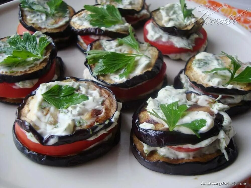 Холодная закуска из баклажан и помидор. Закуска из баклажанов с помидорами и чесноком. закуска из баклажанов с помидорами и чесноком и сыром. закуска баклажаны с помидорами сыром и чесноком. сэндвичи из баклажан.