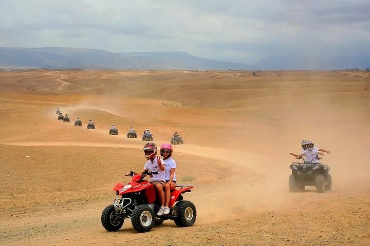 Пустыня ездить. Agafay Desert. Сафари пустыня Агафай Марокко. Марракеш пустыня квадроциклы. Квадроцикл в пустыне.