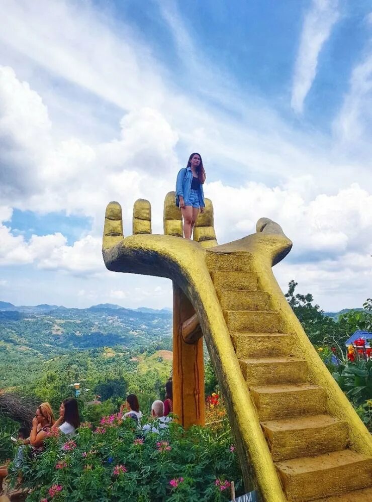 Рука со ступеньками. Китай фошань будда. Деревянная площадка the warp в китае. Огромная статуя с рукой. Филиппины статуя рука.