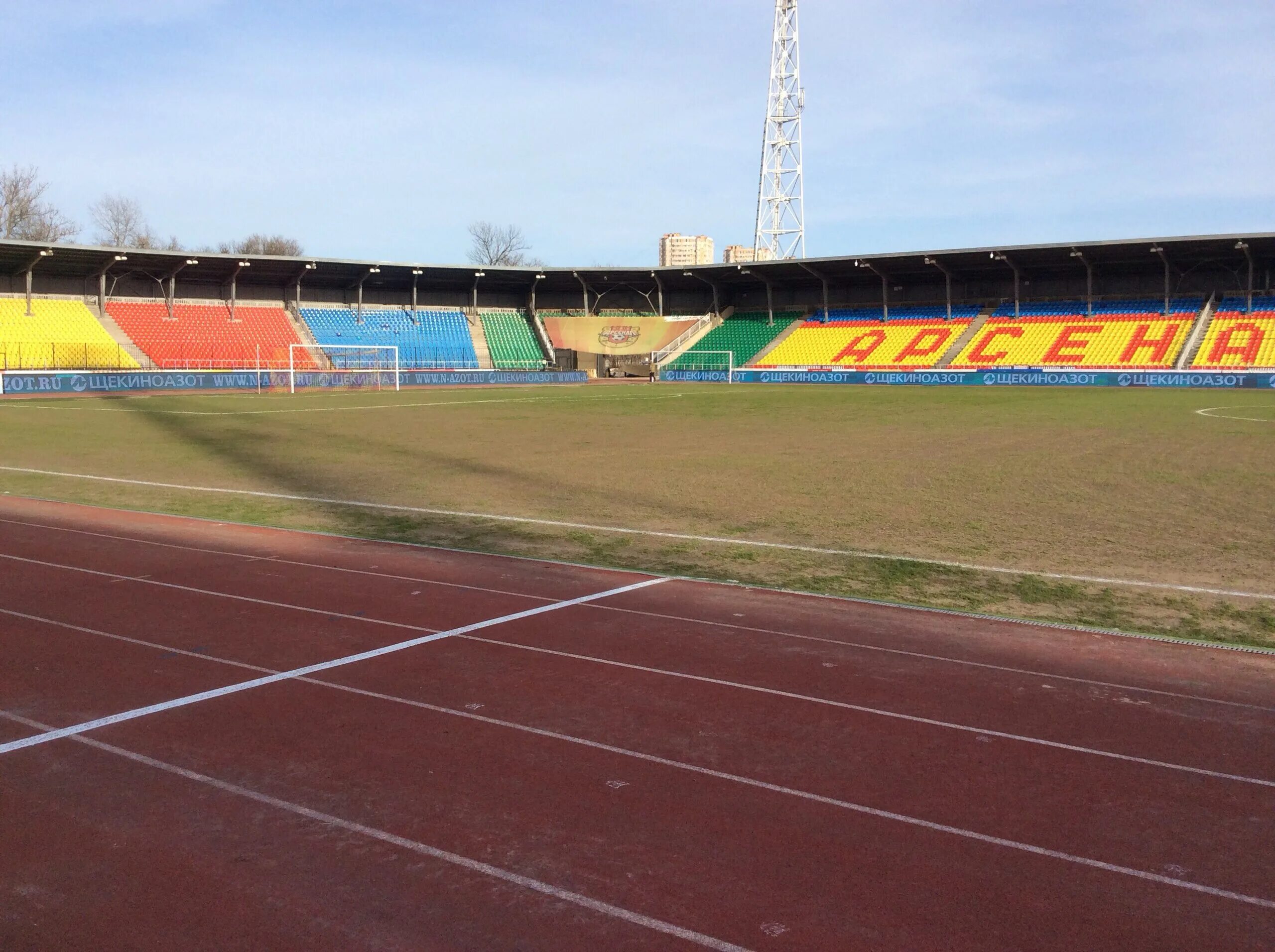 Арсенал (стадион, тула) газон. Поле на стадионе тула. Восточная трибуна стадиона арсенал тула. Стадион арсенал тула ночью. В форме стадион тула.