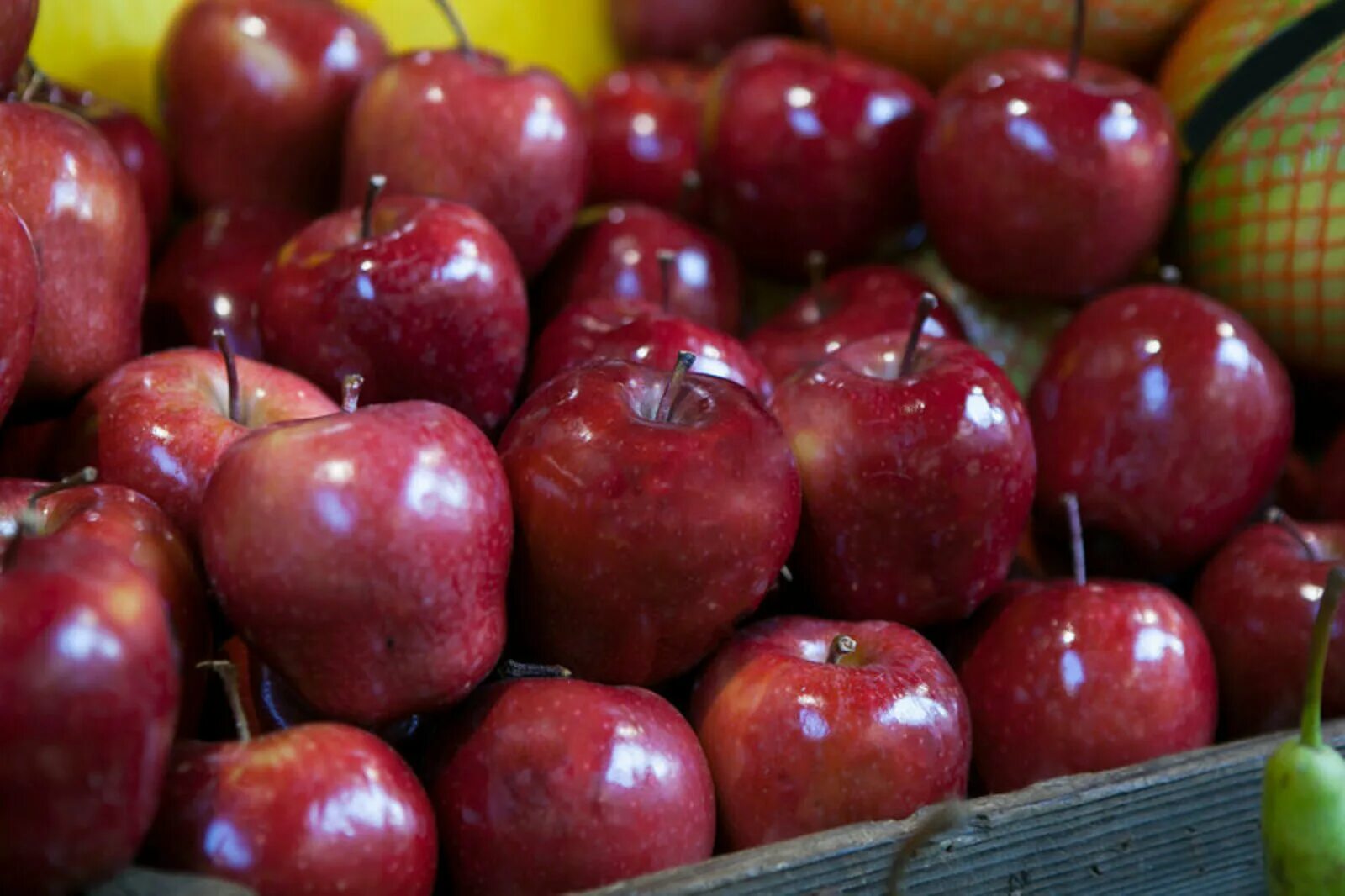 Яблоки покрывают воском. Воск на фруктах. Магазинные яблоки. Воск на фруктах. Яблоки покрывают воском.