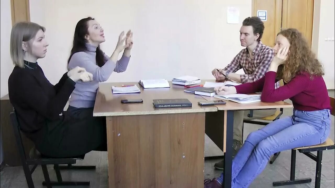Можно глухих работа. Творческие работы глухих. униформа для глухих на работе. экскурсии для глухих на предприятия. работа для глухих.