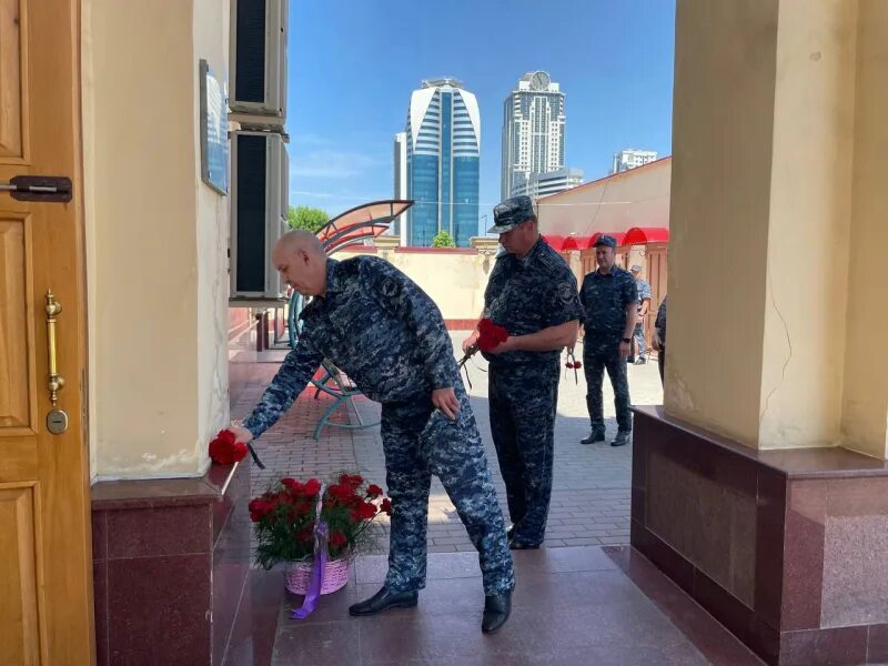 Нападение на церковь. Нападение на Церковь в Грозном 2018. Сотрудники полиций Грозного. Нападение на храм Архангела Михаила в Грозном. Нападение на Церковь в Грозном в мае 2018.