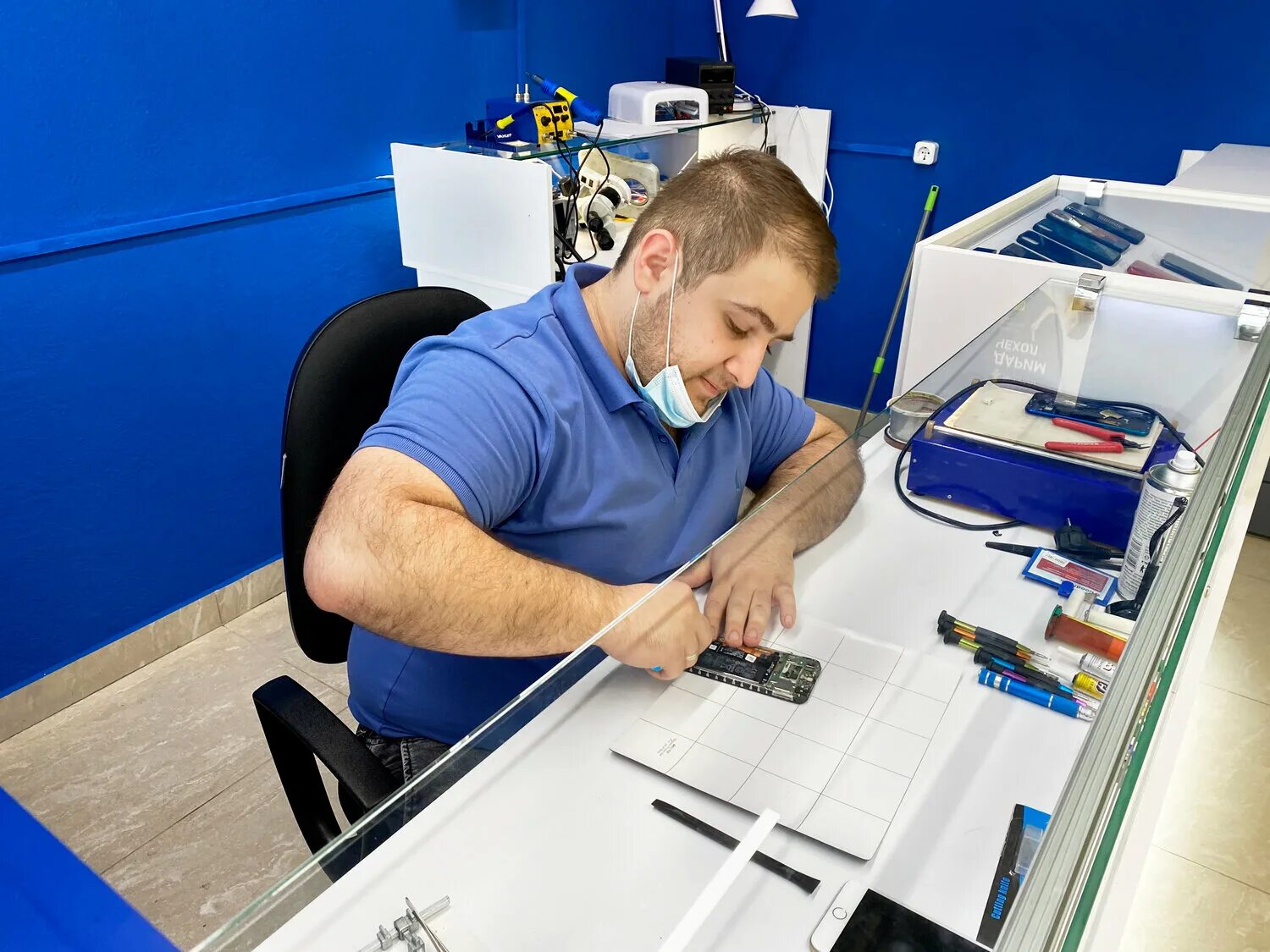 штамп оператор. оператор печатного оборудования. оператор печатного оборудования. современный печатный станок. типограф профессия.