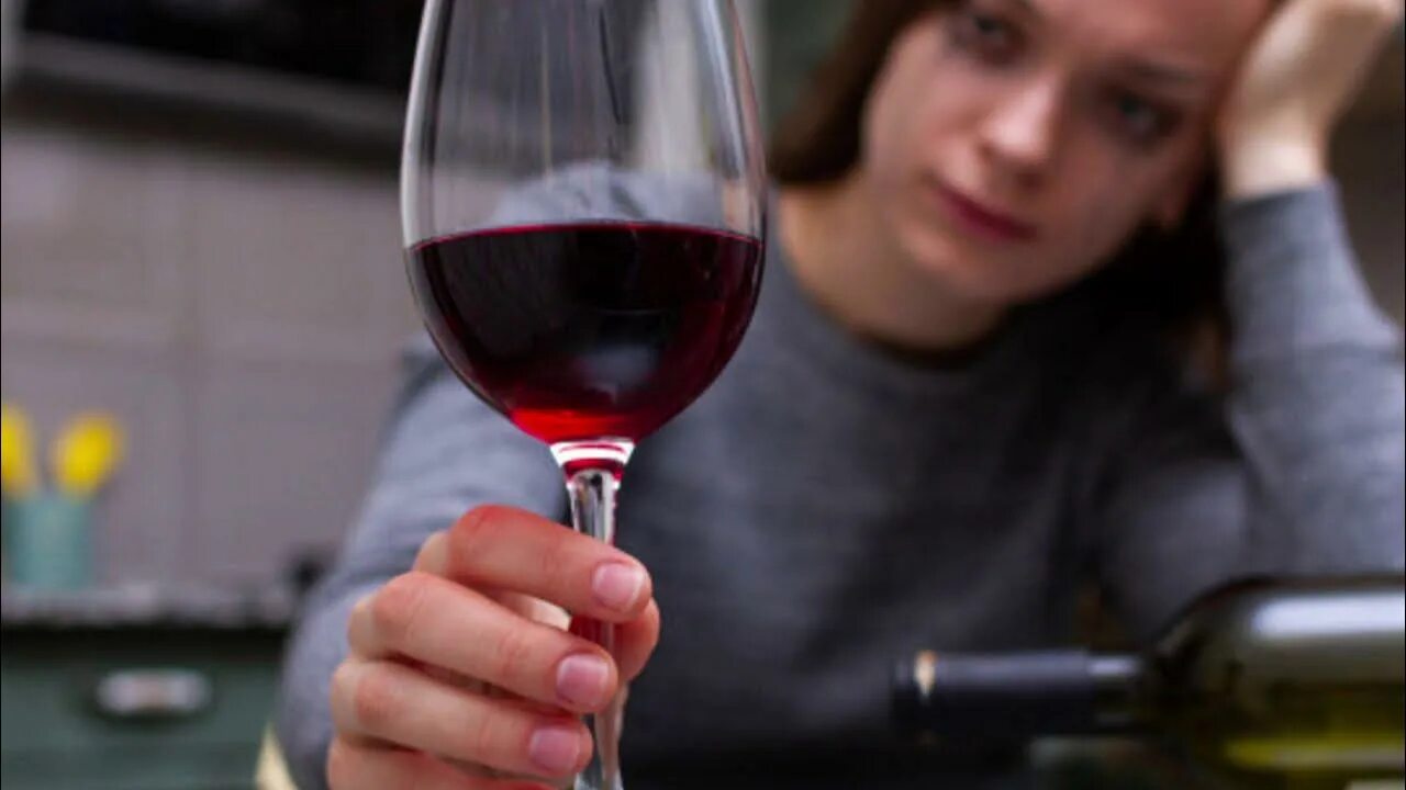 Drunk woman cry. Девушка с бокалом вина. Женщина с бокалом вина. Анджелина джоли с бокалом. Девушка пьет и плачет.