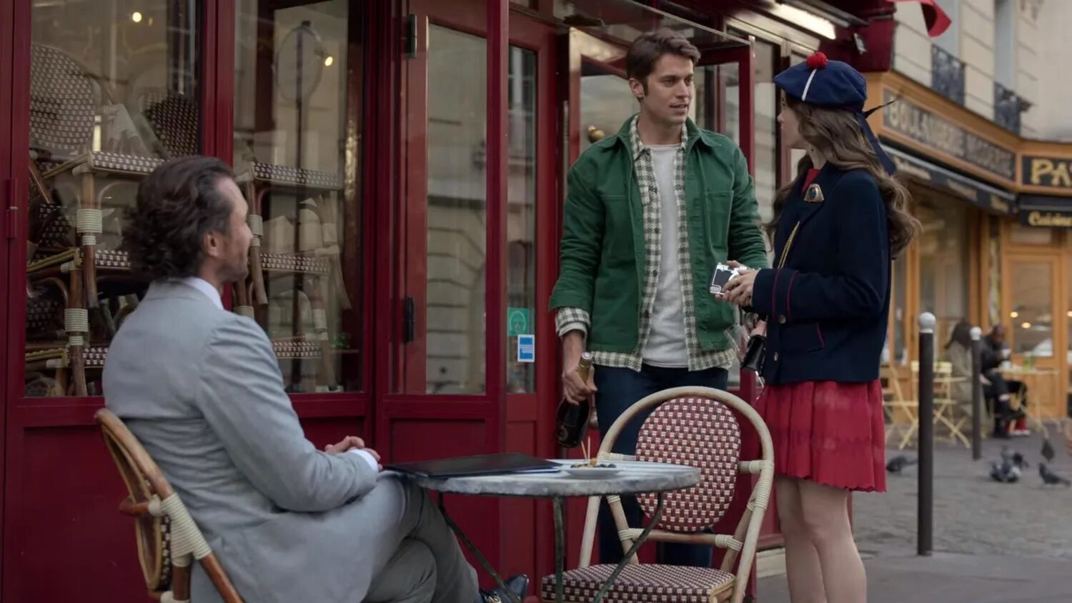 Пара на фоне эйфелевой башни. Кадр из сериала эмили в париже. Люсьен лависконт эмили в париже. Погода в париже сейчас. Эмили в париже камиль 1 сезон.