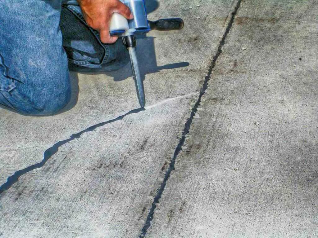 Чем заделать трещины на улице. Трещины в бетонном полу. Приспособления для швов в бетоне. Заделка трещин в бетоне. Заполнение трещин в бетоне.