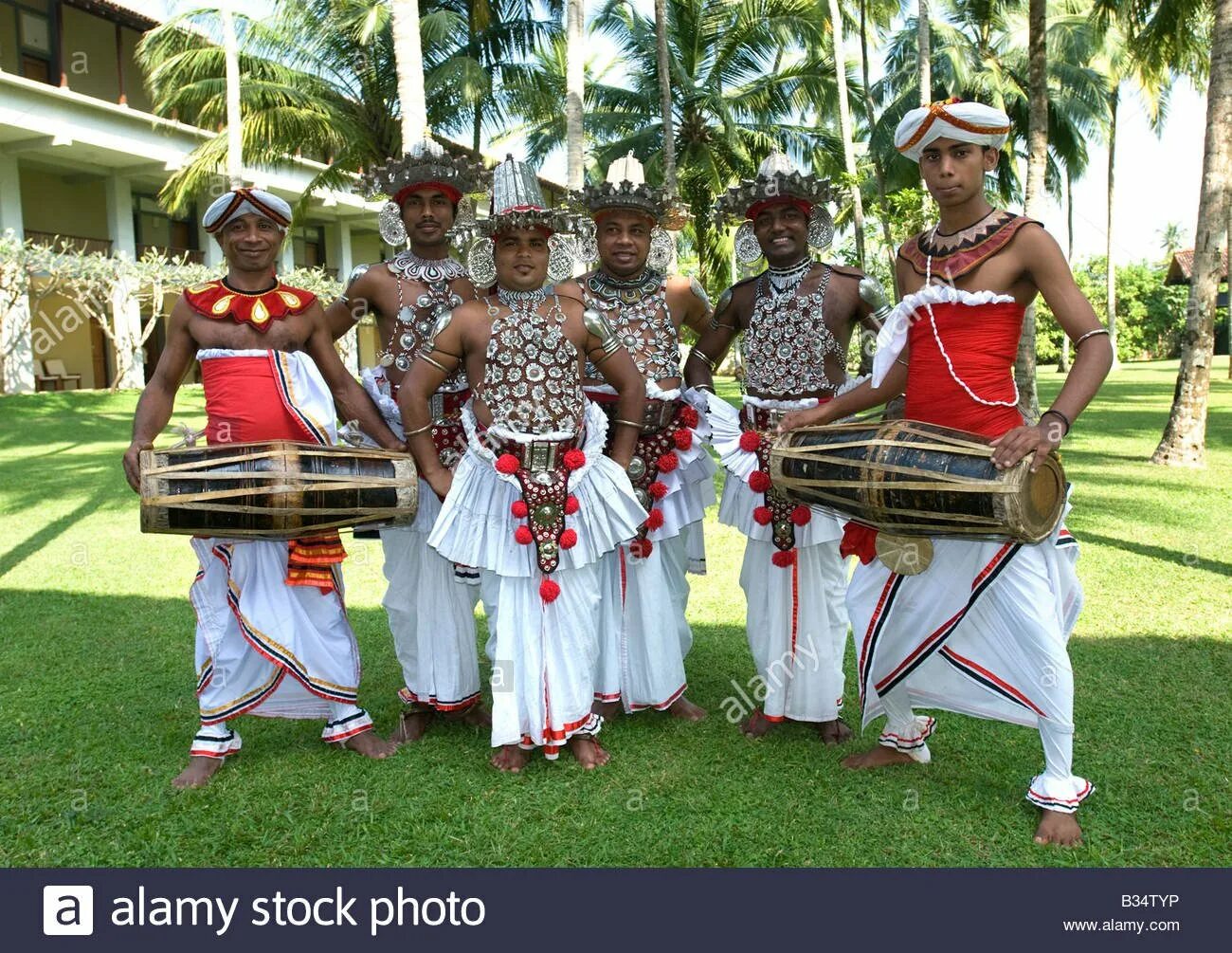 Какой год на шри ланке. Национальные танцы Шри-Ланки. Шри Ланка национальный танец. Шри Ланка Национальная одежда. Национальные костюмы Шри Ланки.
