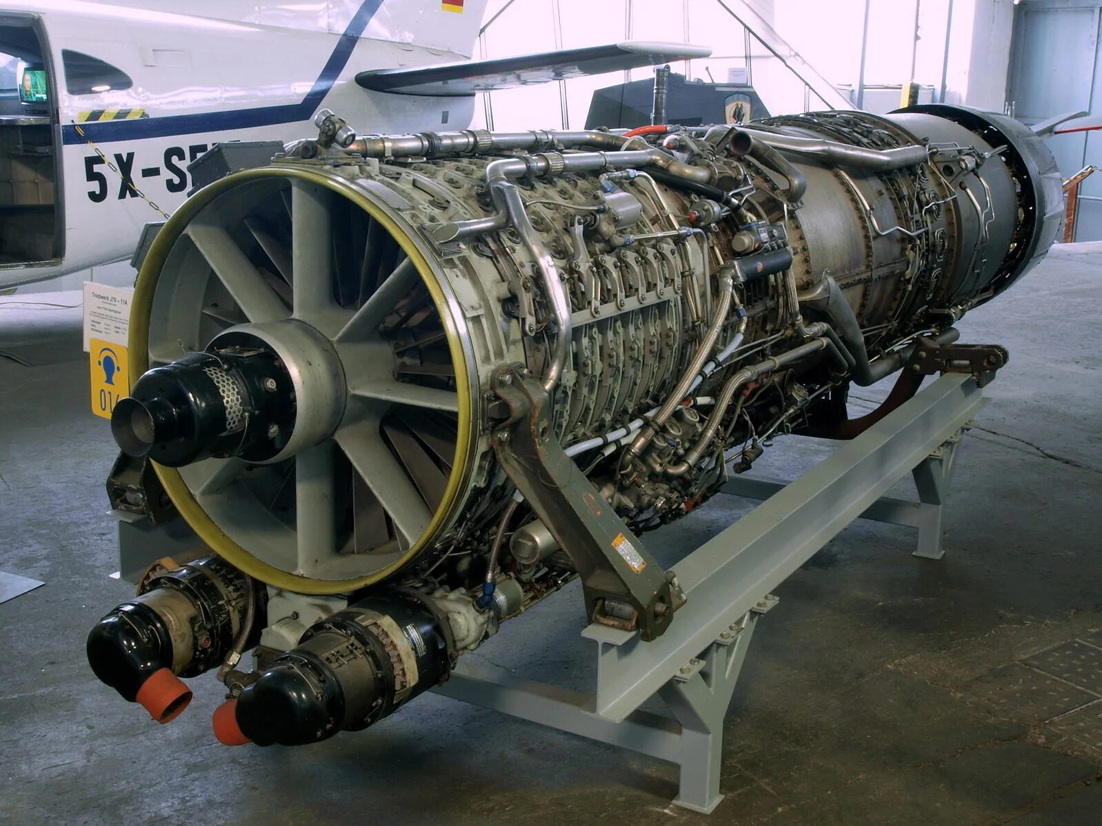 Двигатель ту 40. J79-ge-2a. ge j79 compressor rotor. авиадвигатель м-90.