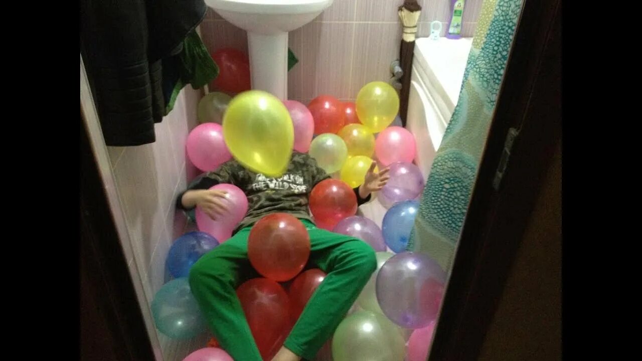 Комната наполненная шарами. Шарики для ванны. Красиво украсить гелевыми шарами комнату, детям 20 лет. Ванна из шариков.
