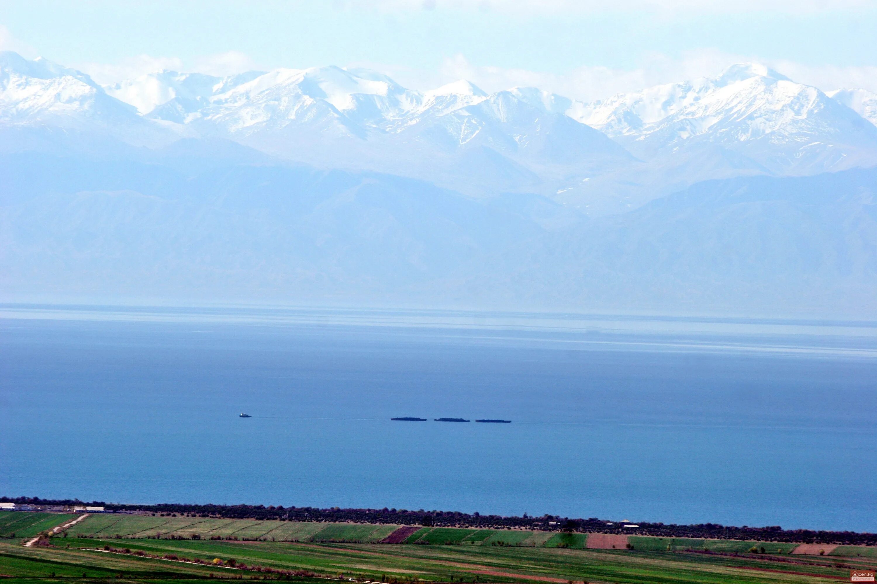 Глубина озера иссык. Иссык-Куль Киргизия. Иссык-Куль и горы. Чолпон Ата горы. Берега озера Иссык-Куль горы.