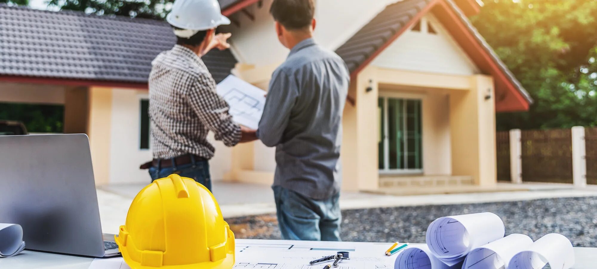 Строители на фоне загородного дома. Фотографии ремонта квартир. Ошибки строительства. Ошибки строительных компаний. Ошибки в строительстве и их последствия.