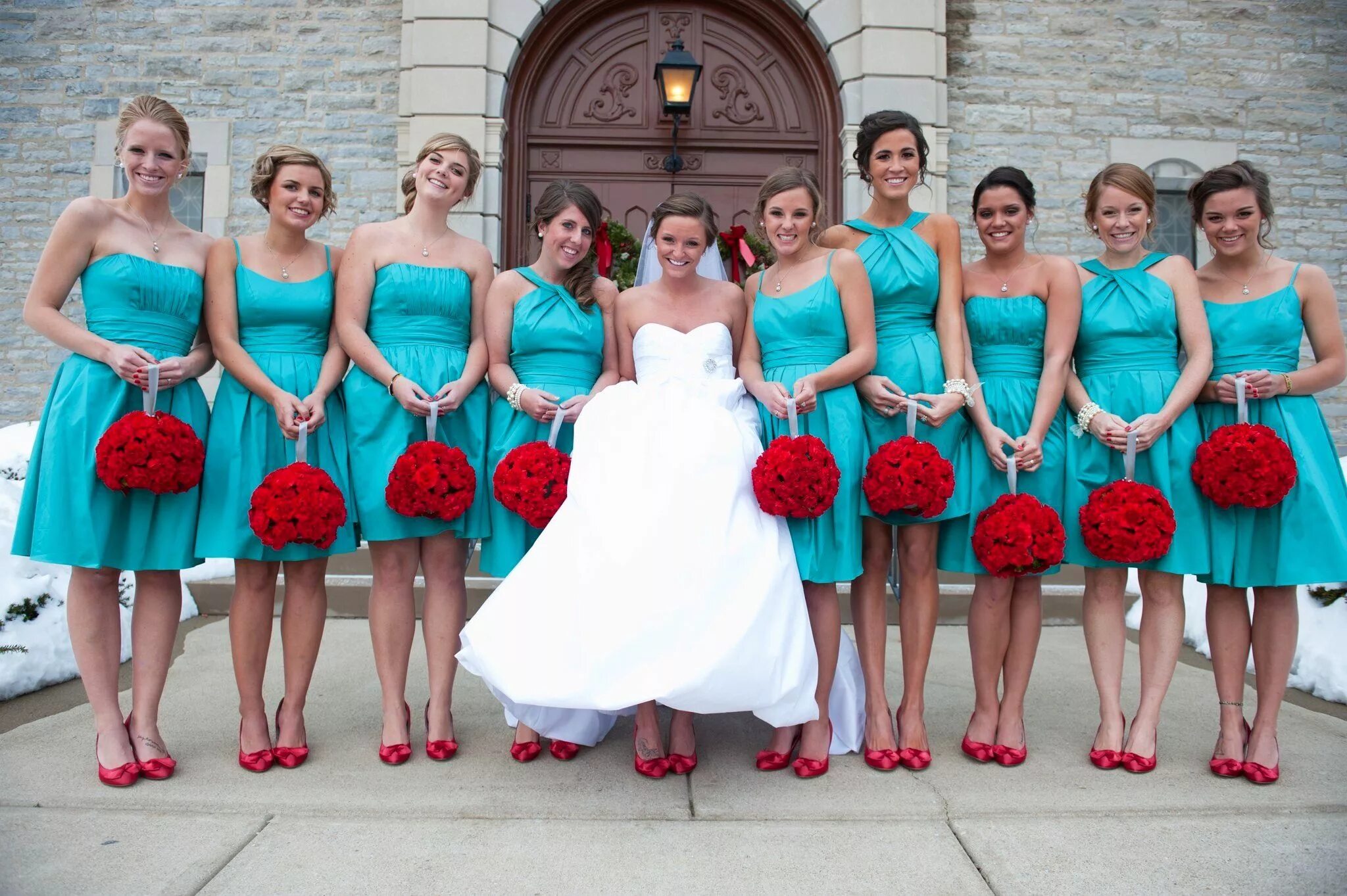 Какой цвет платья невесты. Бирюзовые платья подружек невесты. Подружки невесты в Красном. Платье на свадьбу для гостей. Платье для свидетельницы на свадьбу.