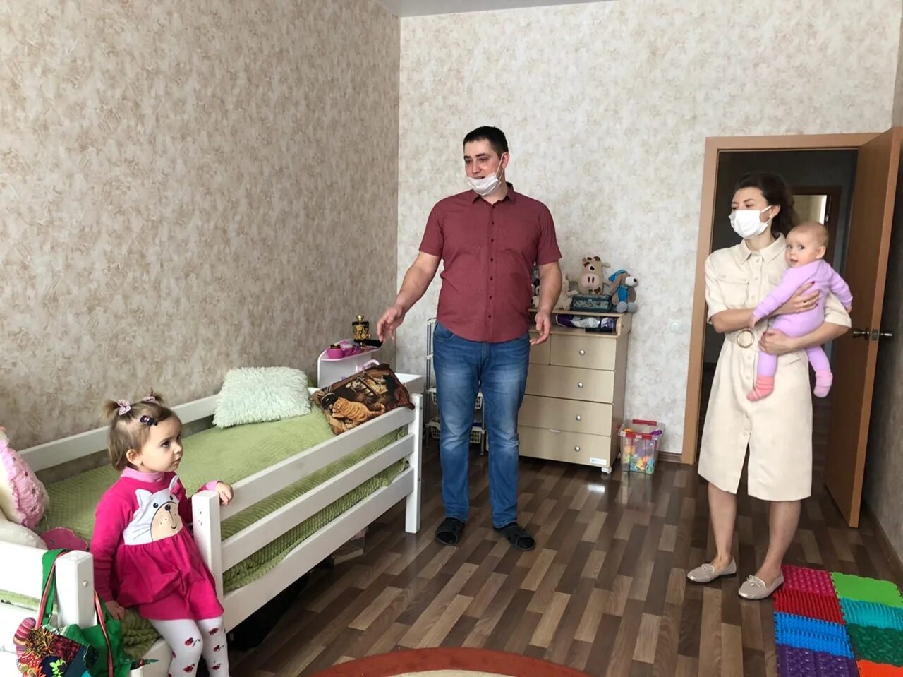 Молодым семьям будут выдавать квартиры
