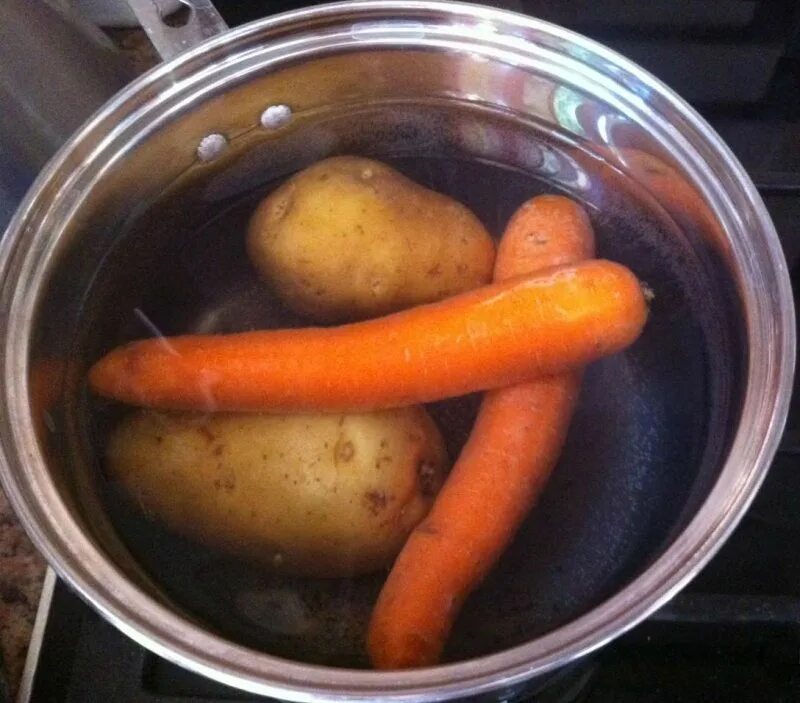 Картошка в кожуре в кастрюле. Вареные картофель и морковь. Овощи в кастрюле. Картошка и морковь отварить. Варка картофеля и моркови.