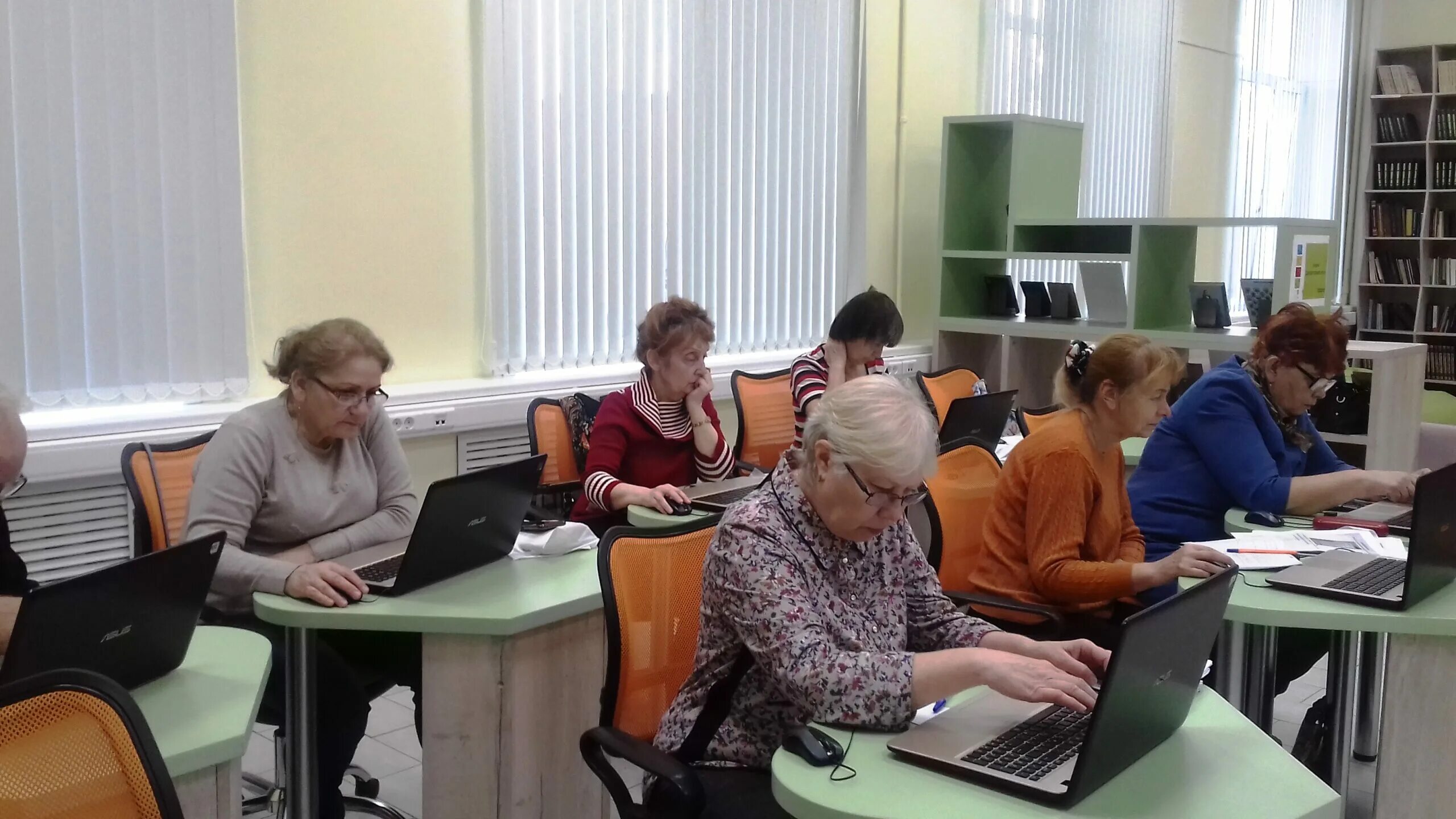 Обучение третьего возраста. Компьютерные курсы для пенсионеров. основы компьютерной грамотности для пожилых людей. обучение пожилых людей компьютерной грамотности. компьютерная грамотность для пенсионеров.