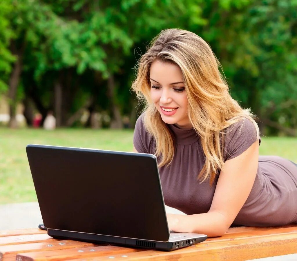 Интернете дому вложений. Девушка с ноутбуком. Девушка за ноутбуком. Женщина за компьютером. Красивая девушка за компьютером.