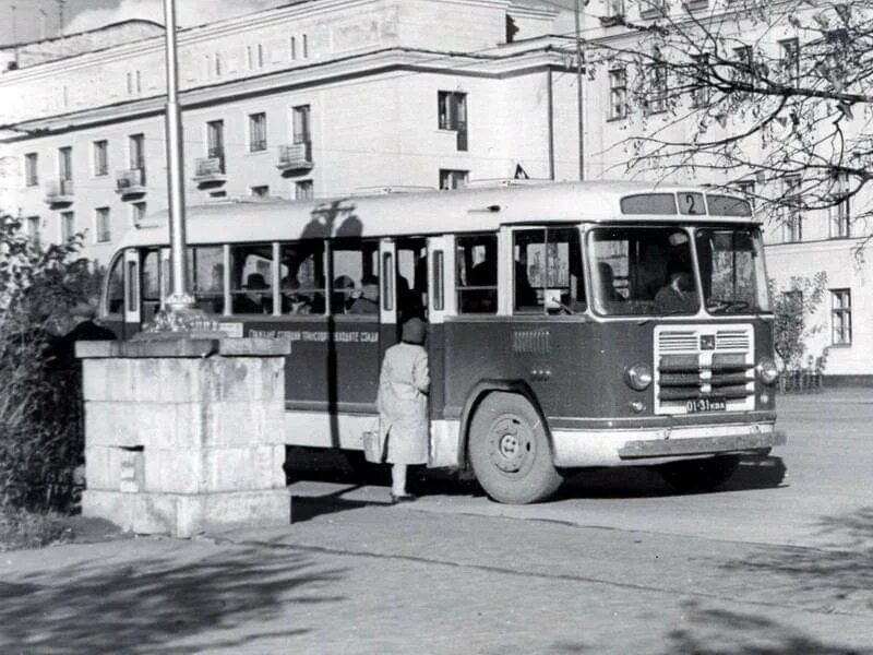 Первый автобус 12. Автобусы 1950-х годов. Автобусы СССР. Автобусы 1950 годов СССР. Икарус автобус 1950.