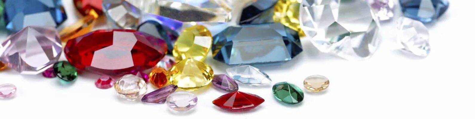 La crystal. Ювелирные камни россыпь. Конфискованные драгоценности. Россыпь драгоценных камней картинки красивые. Gemstones прозрачный фон.