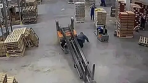 Упавший паллет