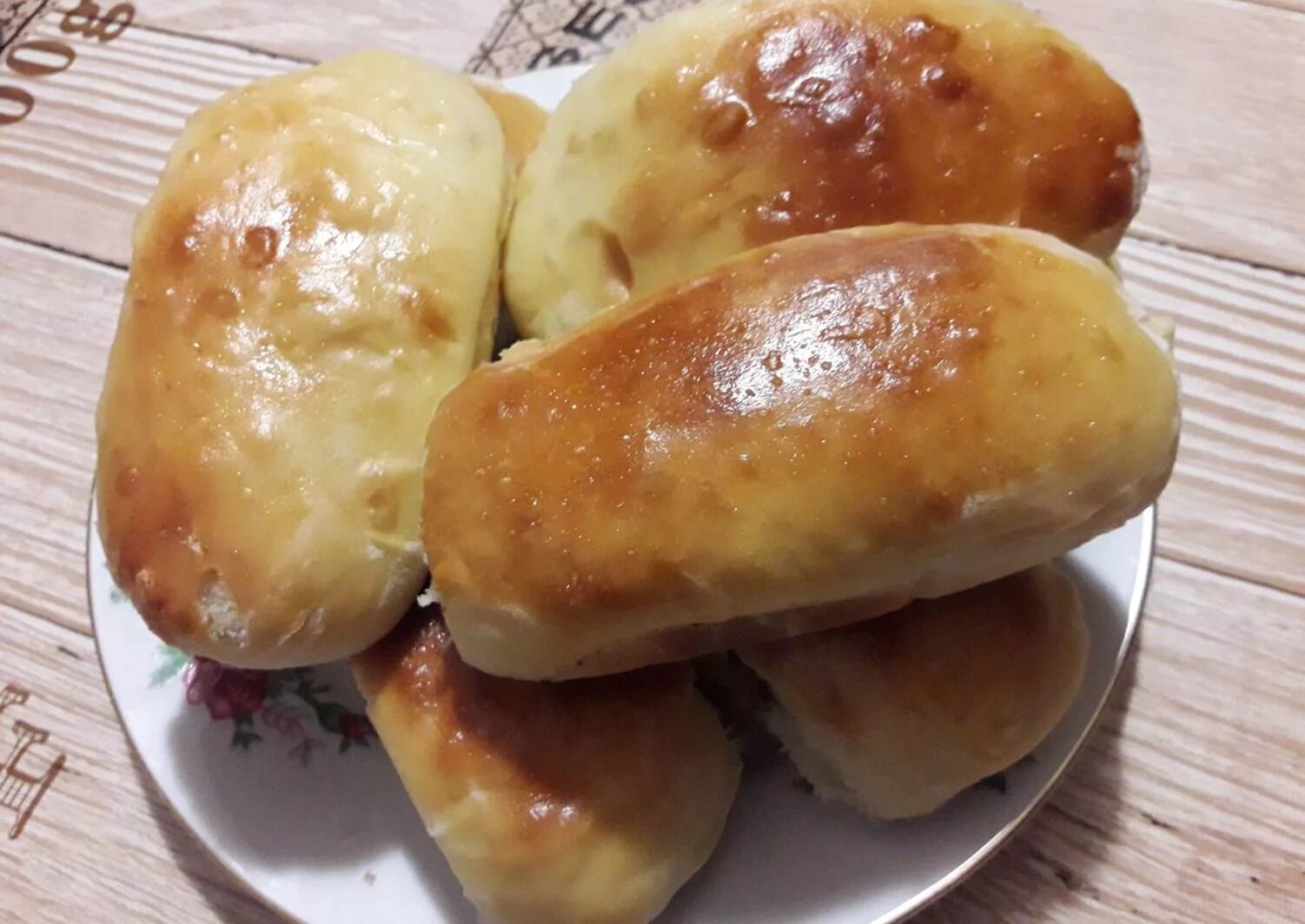 Дрожжевое тесто на кефире для пирожков в духовке. Дрожжевые пирожки. Рецептура дрожжевого теста для жареных пирожков. Пирожки с капустой жареные. Рецепт пирожки в духовке на воде.