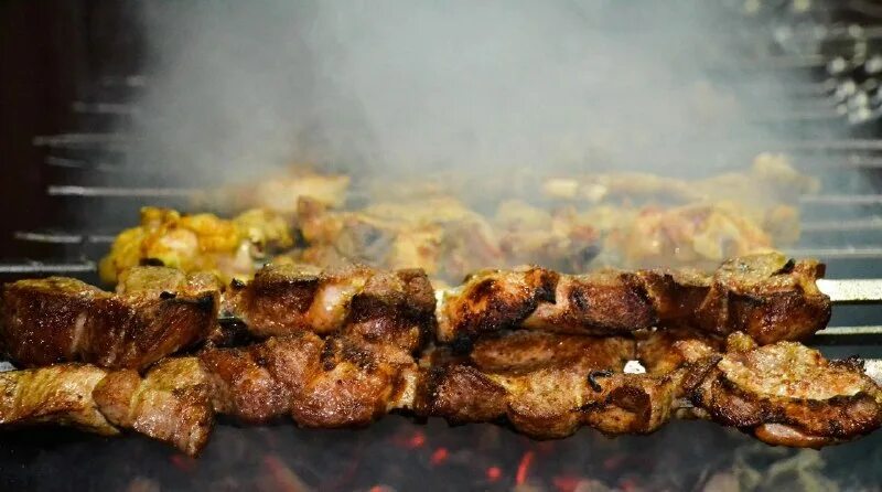 Шашлычные в москве. Шашлыки на озере. Шашлык на районе. Большой шашлык. Шаурма на районе казань меню.