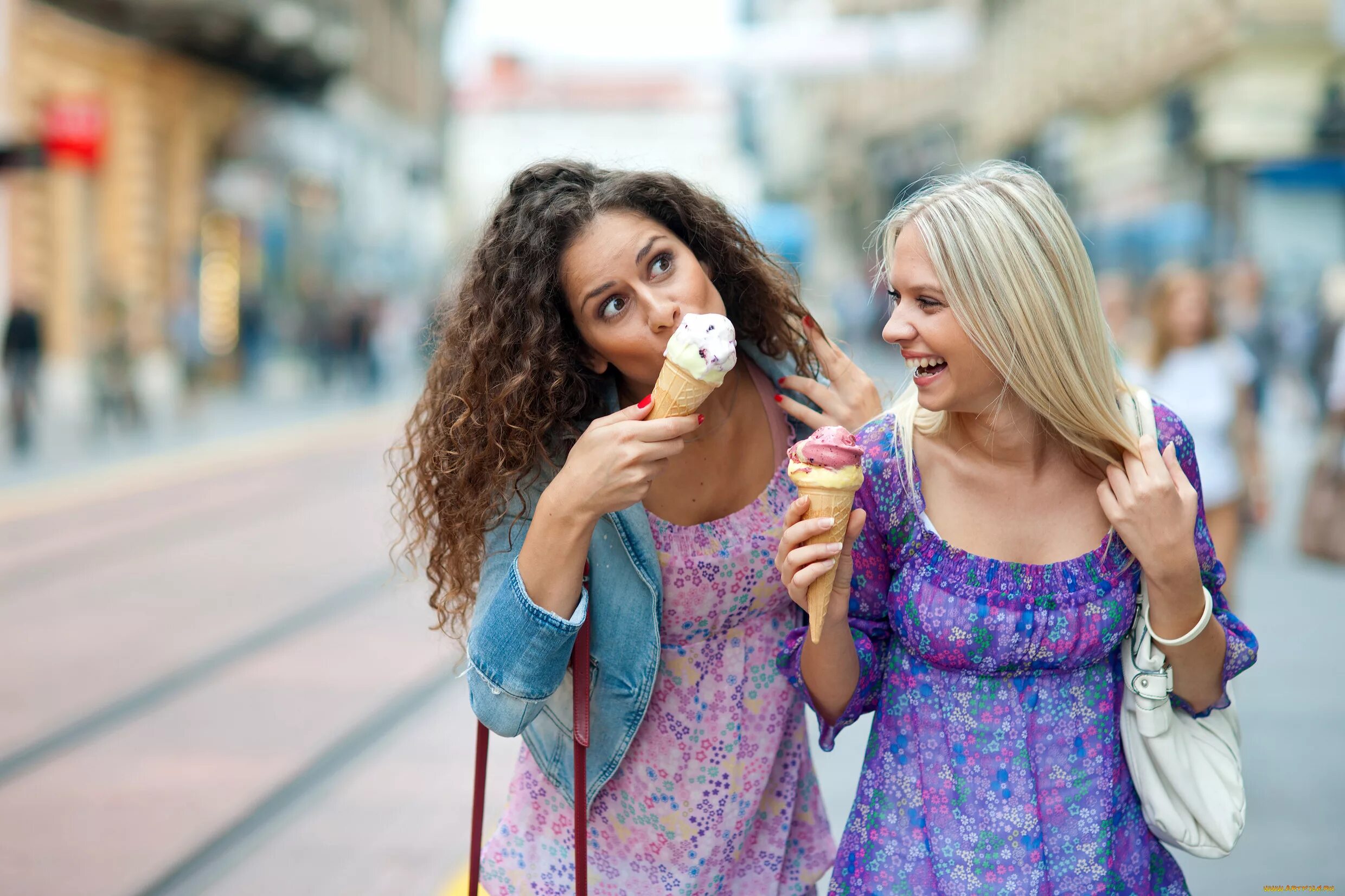 Пошли подруга. Две подруги. Девушка гуляет. Женщина ест мороженое.