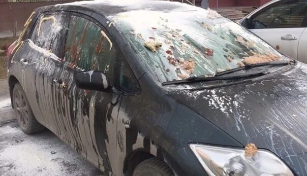 Порча автомобиля. Порча машин за долги фото и картинки. Разбитое автомобильное стекло. Порча чужого имущества примеры. Порча где машина прокляну.