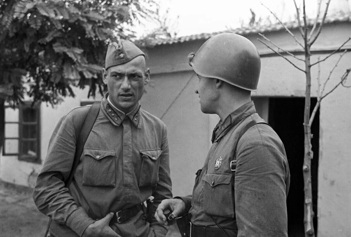 К лету 1941 года. Константин симонов 1941. константин симонов 1941 фронтовой корреспондент. константин симонов военкор. военный фотокорреспондент константин симонов.