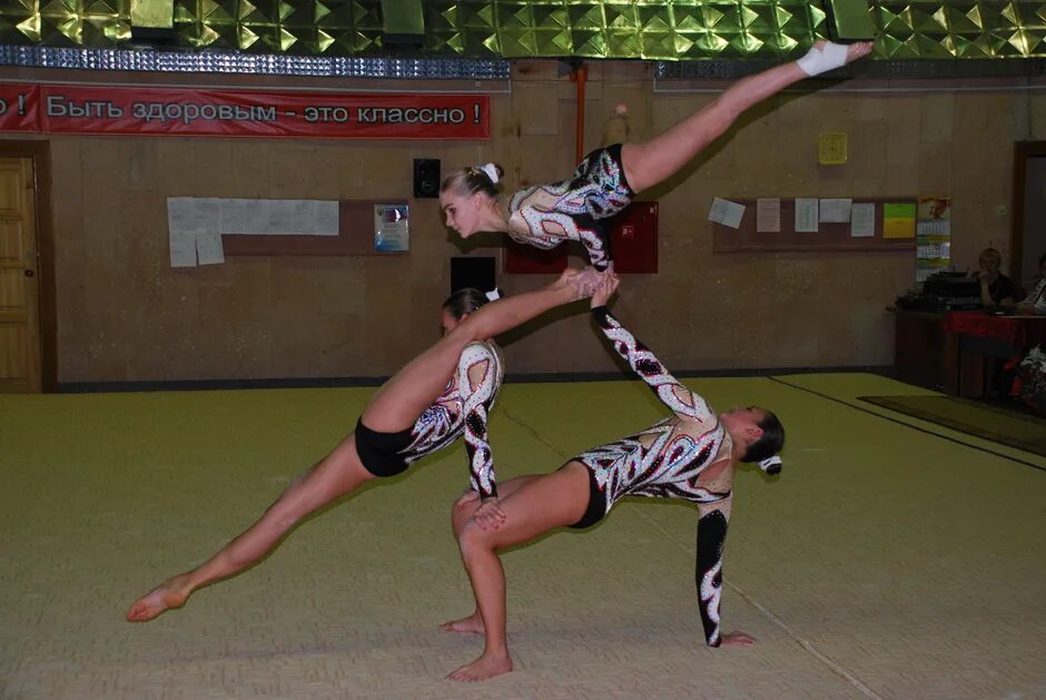 спортивная гимнастика батут. спортивная акробатика киров солнечная 25. акробатика воронеж. александр сорокин спортивная акробатика. школа олимпийского резерва воронеж акробатика.