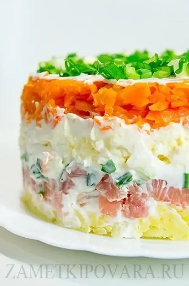 Салат норвежский с семгой. Слоеный салат с рыбой. Салат с копченой красной рыбой рецепт. Салат с копченой форелью. Салат с копченой красной рыбой рецепт.