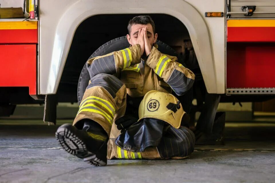 Боли спасатели. Спасатели гражданской защиты. Волонтеры спасатели. Психотравматические факторы чс. Спасатели добровольцы.