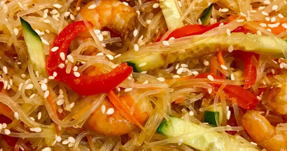 Фунчоза стеклянная лапша. Фунчоза с креветками и овощами с соевым соусом. Фунчоза с креветками. Креветки с фунчозой и овощами. Фунчоза с креветками.