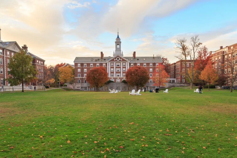 Harvard university cambridge. Бостон Гарвардский университет. Гарвард в штате Массачусетс. Harvard University Кембридж, штат Массачусетс, США. Гарвардский университет Кембридж Массачусетс.