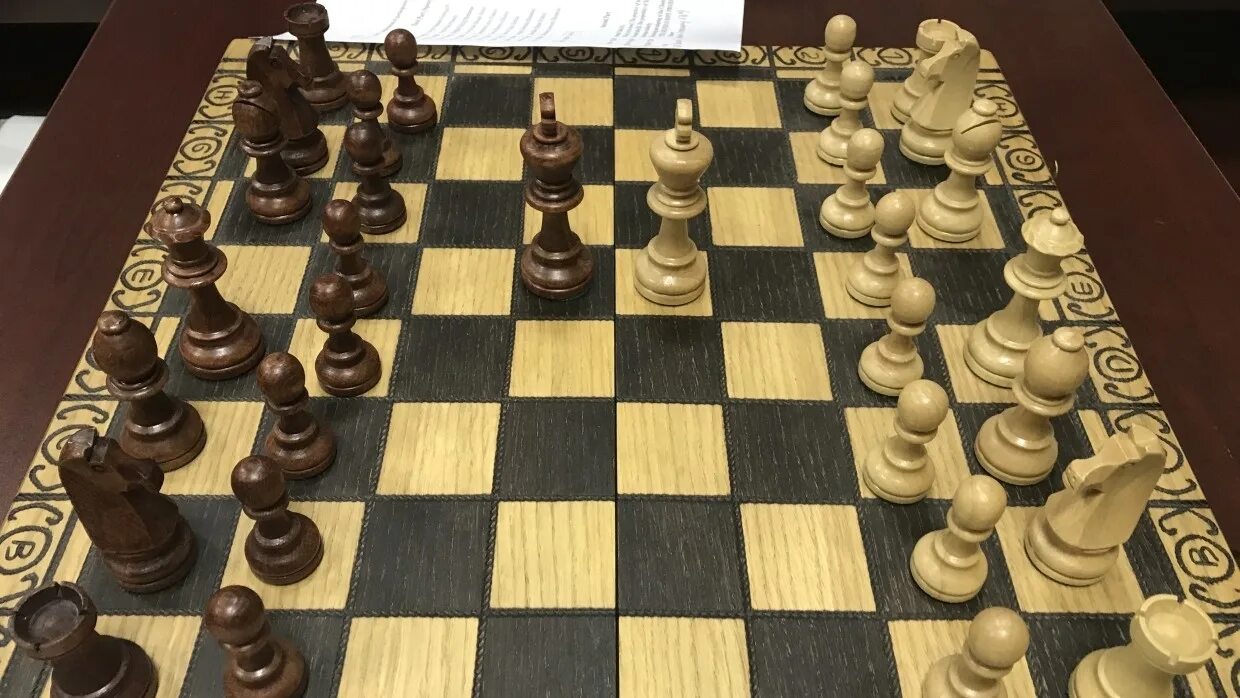 Классические настольные игры шахматы. Настольная игра «классические». Мастер шахматы играть. Шахматы мультиплеер. Игра в шахматы приложение.